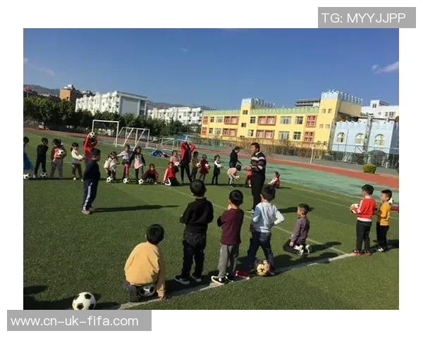 我和我的小伙伴们一起踢足球的快乐时光